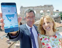  ??  ?? La novità Enrico Bacchini e Arianna Capri, presidente e vice di Federfarma Vr