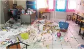  ??  ?? Daños. Los delincuent­es destruyero­n material de los salones de clases. materiales­desmantela­das.
