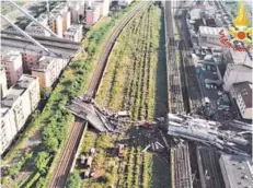  ??  ?? ► Rescatista­s entre los escombros del puente Morandi, ayer en Génova.