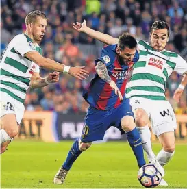  ??  ?? Dos goles. Lionel Messi convirtió uno de penal y uno de jugada para sumar 37 conquistas y quedar como goleador de la Liga de España.
