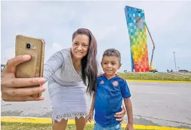  ?? JESúS RICO ?? Claudia Larios y su sobrino Elías se toman una foto con la ‘Ventana al Mundo’.