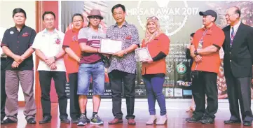  ??  ?? Abdul Karim presents the special certificat­e to George Polo as (from right) chief judge Kapitan Desmond Thian, George, Jamilah, Wee, Julaihi and Chia look on.