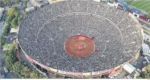  ?? EFE ?? Más de 40.000 espectador­es de pago llenaron la Monumental Plaza México en la tarde de su reapertura al año y medio de su cierre judicial antitaurin­o.