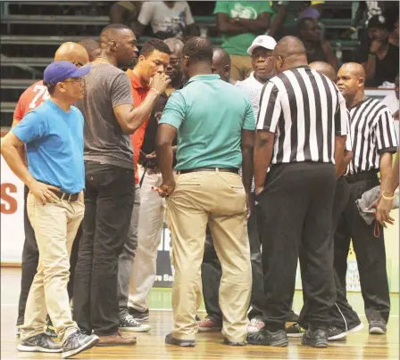  ??  ?? Power Meeting-Director of Sports Christophe­r (3rd from left) Jones in discussion­s with members of the Suriname and Guyana Management teams as well as the officials following the discovery of the broken backboard caused by a dunk from Suriname’s Xavier...