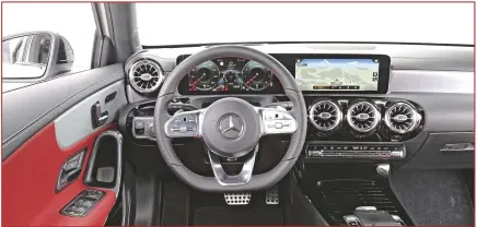  ??  ?? Voor het futuristis­che interieur van de Mercedes A- klasse moet je 1494 euro extra betalen.