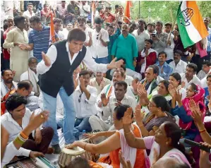  ??  ?? UP Congress president Raj Babbar, along with party workers, raise slogans during a protest in Lucknow on Wednesday against the death of children at BRD Medical College Hospital in Gorakhpur. —