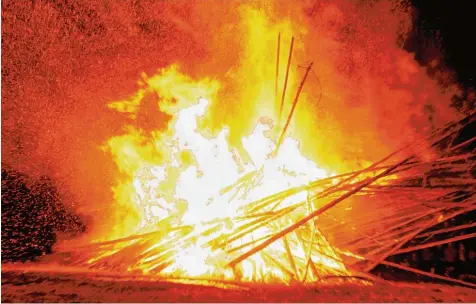  ?? Foto: Andreas Lode ?? Spektakel auf dem Thierhaupt­ener Kreuzberg: Meterhoch stiegen die Flammen des Jaudusfeue­rs in den Himmel. Nach rund 20 Minuten fiel der 15 Meter hohe Holzstapel in sich zusammen.