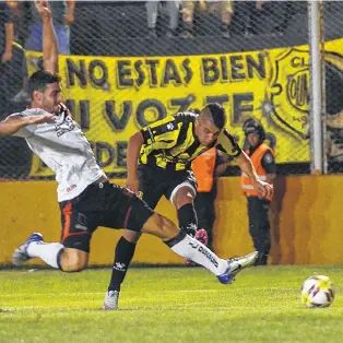  ??  ?? Tardó mucho, y lo trabaron. Ezequiel Vidal, en la primera clara del segundo tiempo, no pudo definir cuando encaró sólo hacia el gol. Hay "Pulga", hay...