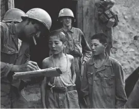  ?? © afp ?? Amerikanen ondervrage­n NoordKorea­anse kindsoldat­en, 1950.