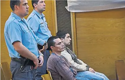  ?? (RAMIRO PEREYRA) ?? Acusados. Dos de los imputados por el terrible homicidio escuchan atentament­e a un juez.