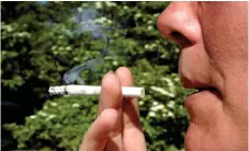  ?? Bild: Hasse Holmberg / TT ?? ”Nästan 40 procent av de som har KOL röker fortfarand­e enligt kvalitetsr­egistret Luftvägsre­gistret”, uttrycker debattören.