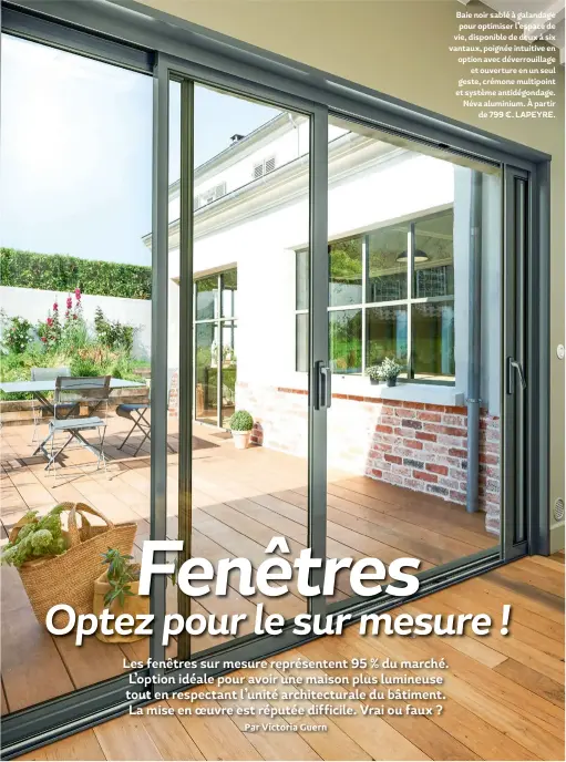  ??  ?? Baie noir sablé à galandage pour optimiser l’espace de vie, disponible de deux à six vantaux, poignée intuitive en option avec déverrouil­lage et ouverture en un seul geste, crémone multipoint et système antidégond­age. Néva aluminium. À partir de 799 €. LAPEYRE.