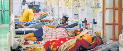  ?? PTI ?? A crowded Covid-19 ward at a hospital in Varanasi on Monday.