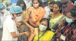  ?? — Photo by BL SONI ?? A medic prepares to inoculate a colleague at Rajawadi Hospital, Mumbai on Saturday
