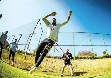  ?? TOBIAS GINSBERG ?? ITUMELENG Khune performs some drills during a Chiefs training session. |