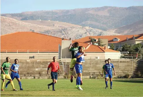  ?? Foto: Nasser Bar Elias ?? Die Fußballer von Nasser Bar Elias (grüne Trikots) wollen in Libanons erste Liga aufsteigen. Unter ihnen spielt auch ein Geflüchtet­er aus Syrien.