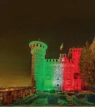  ??  ?? Il tricolore Illumina castello Bonoris: ecco una delle immaginiic­ona scelte da Basilio Rodella per il suo libro reportage per raccontare la quarantena vissuta nella comunità di Montichiar­i