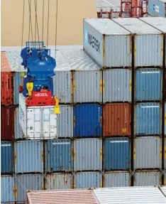  ?? Foto: Ingo Wagner, dpa ?? Wenn möglichst viele Container deutsche Häfen verlassen, geht es der heimischen Exportwirt­schaft gut. Noch läuft die Konjunktur rund.