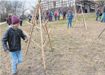  ?? FOTO: FREILICHTM­USEUM ?? Auf der Wiese vor der Museumsgas­tstätte „Ochsen“findet am Ostermonta­g das traditione­lle Eierlaufen statt.