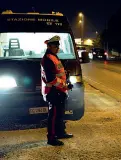  ?? ?? Caccia all’uomo I carabinier­i stanno cercando i due individui entrati nel locale pubblico a Lusia