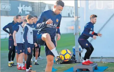  ??  ?? EL FRANCÉS, ALTERNATIV­A. Coquelin, reciente fichaje del Valencia, podría jugar junto a Garay.