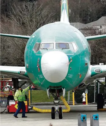  ?? Foto: ČTK ?? Proč spadl? Po tragédii v Etiopii, při níž zahynulo 158 lidí, provoz Boeingů typu 737 MAX 8 zakázaly například Čína (snímek ze Šanghaje), Austrálie a v celé Evropě agentura pro bezpečnost letectví.