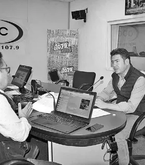  ??  ?? Ricardo Astudillo visitó la cabina de ABC Radio 107.9FM./Iris Ochoa.