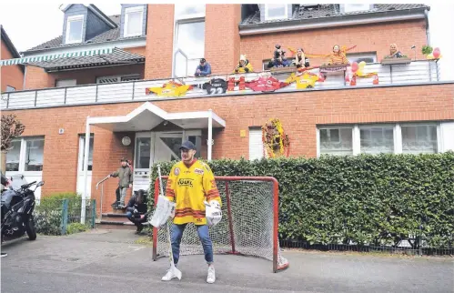  ?? FOTO: FALK JANNING ?? Torwart Hendrik Hane in Erwartung eines Schusses von Alex Barta. Die Familie Fraukron schaut aus der ersten Etage zu.