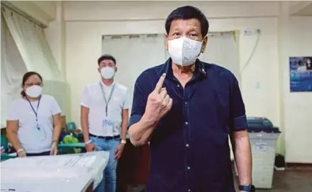  ?? EPA PIC ?? Philippine President Rodrigo Duterte showing his ink-stained finger after casting his ballot for the 2022 National and Local Elections in Davao City, southern Philippine­s.