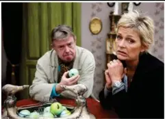  ?? FOTO: BO NYMANN ?? Op gennem 90’erne spillede Søs Egelind sammen med Peter Schrøder på TV 2 i tv-serien ’Er der mere kaffe?’ som Berit og Flemming.
