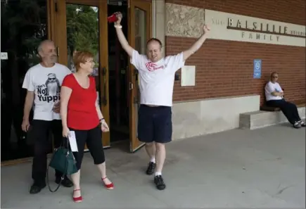  ?? LUCAS OLENIUK, TORONTO STAR ?? After completing a month of radiation therapy, Chris Litwiller celebrates as he leaves the Grand Valley Hospital Cancer Centre on Thursday with his mother, Bonnie, and father, Don.