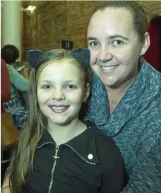  ?? PHOTOS: KEVIN FARMER ?? FUN SHOW: Charlie and mum Tanya Buckle are ready to watch Snow White.