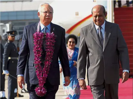  ??  ?? Welcome to Colombo: Sri Lankan Foreign Minister Tilak Marapana greeting Najib at the Bandaranai­ke Internatio­nal Airport in Colombo. Accompanyi­ng the Prime Minister is his wife Datin Seri Rosmah Mansor. — Bernama