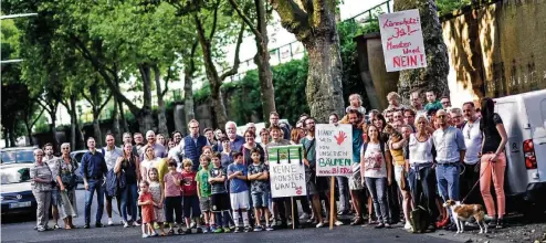  ??  ?? Dutzende Anwohner der Gustav-Poensgen-Straße wehren sich gegen die geplante Lärmschutz­wand.