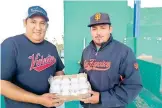  ?? VILLALOBOS DAVIS /RAÚL ?? El Regidor Víctor Delgado entregó las pelotas para la liga de beisbol