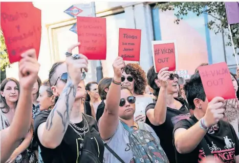  ?? FOTO: JESÚS HELLÍN/DPA ?? „Wir sind alle Jenni“steht auf den Roten Karten, die Frauen bei einer Demonstrat­ion gegen das Verhalten von Luis Rubiales hochhalten.