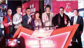  ?? JUDY ZHI / CHINA DAILY ?? Zhang Qiyue (center), consul general of China in New York, toasts with Lang Ping (third from right), head coach of China women’s national volleyball team, and other AB InBev executives in New York on Thursday.