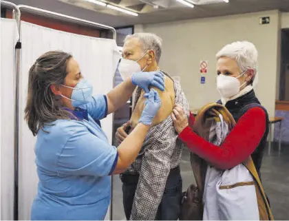  ?? MANUEL MURILLO ?? Vacunación en un centro cívico de Córdoba de personas del grupo de 70 a 79 años.