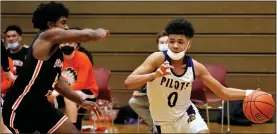  ?? GEORGE SPITERI — FOR MEDIANEWS GROUP ?? De La Salle Collegiate’s Nino Smith, right, drives against Brother Rice on Tuesday.