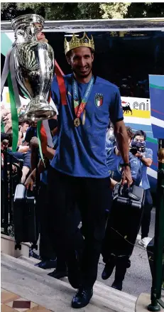  ?? FOTO: RICCARDO DE LUCA/DPA ?? Mit dem Nationalte­am Europameis­ter, mit Juventus Turin Topfavorit auf den Titel: Giorgio Chiellini, hier mit Krone und EM-Trophäe.