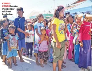  ??  ?? KANAKKANAK beratur mendengar taklimat kesihatan.