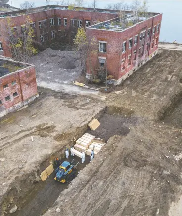  ?? Lucas Jackson / REUTERS ?? Bodies are buried Thursday on New York’s Hart Island where the department of correction­s is dealing with more burials overall amid the COVID-19 pandemic.