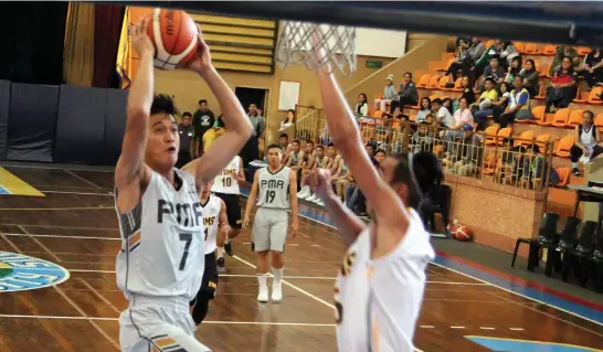  ?? SSB photo ?? HIGH FLYER. Cadet Allan Paul Mendoza of the PMA Cavaliers drives strong to the basket against a BCT Atoms defender during last year’s men’s basketball tournament in the Baguio – Benguet educationa­l Athletic League. The BBEAL is set implement the new FIBA rules when it opens on October 27.