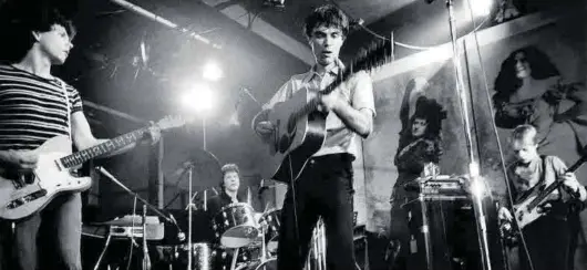  ?? Godlis ?? Talking Heads en una de sus primeras actuacione­s. Abajo, Frantz, Byrne y Weymouth en 1976.