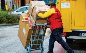  ?? Foto: dpa ?? Der Paketmarkt ist wettbewerb­sintensiv. Aktiv sind fünf große Paketdiens­te: Deutsche Post DHL, DPD, der zu einem französisc­hen Konzern gehört, UPS, Hermes, zum Otto-Konzern gehörend, sowie GLS, zur britischen Royal Mail gehörend.