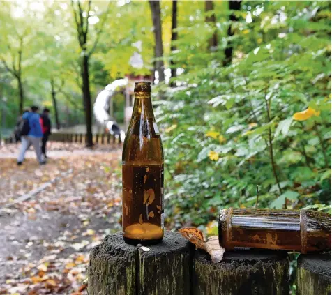  ?? Foto: Silvio Wyszengrad ?? Anwohner beklagen die Zustände in einem kleinen Park am Wertachufe­r in Oberhausen.