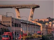  ??  ?? Bandiera a mezz’asta a Genova; il ponte Morandi spezzato LAPRESSE/GETTY