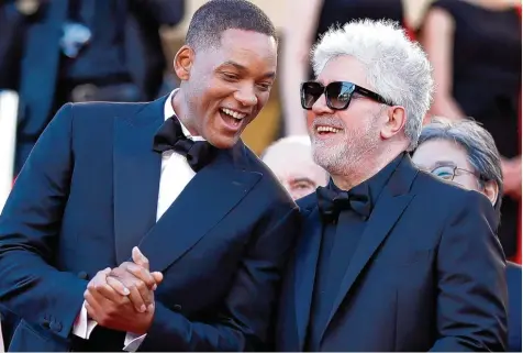  ?? Foto: Andreas Rentz, Getty Images ?? Verstehen sich eigentlich bestens, nur beim Thema Netflix gehen die Meinungen auseinande­r: Will Smith (links) und Pedro Almodóvar.