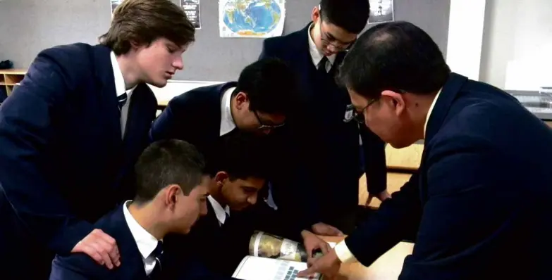  ??  ?? PACQUING teaches reading to his students in Australia.