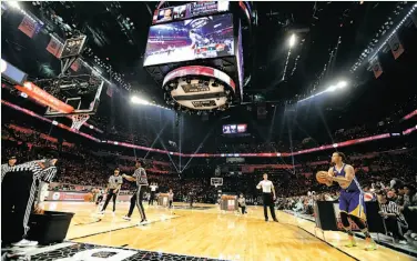  ?? Frank Franklin II / Associated Press ?? Stephen Curry (right) gets ready to arc another jumper during the three-point competitio­n finals.